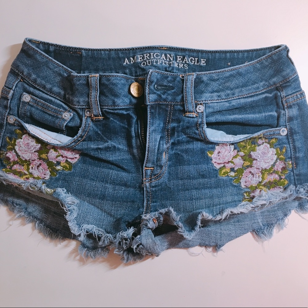 Embroidered flowers AE shorts